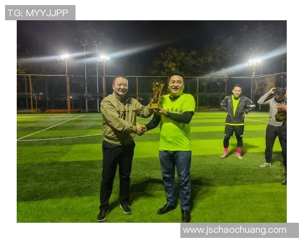 足球明星合影立牌图展现球场魅力与友谊的瞬间记录